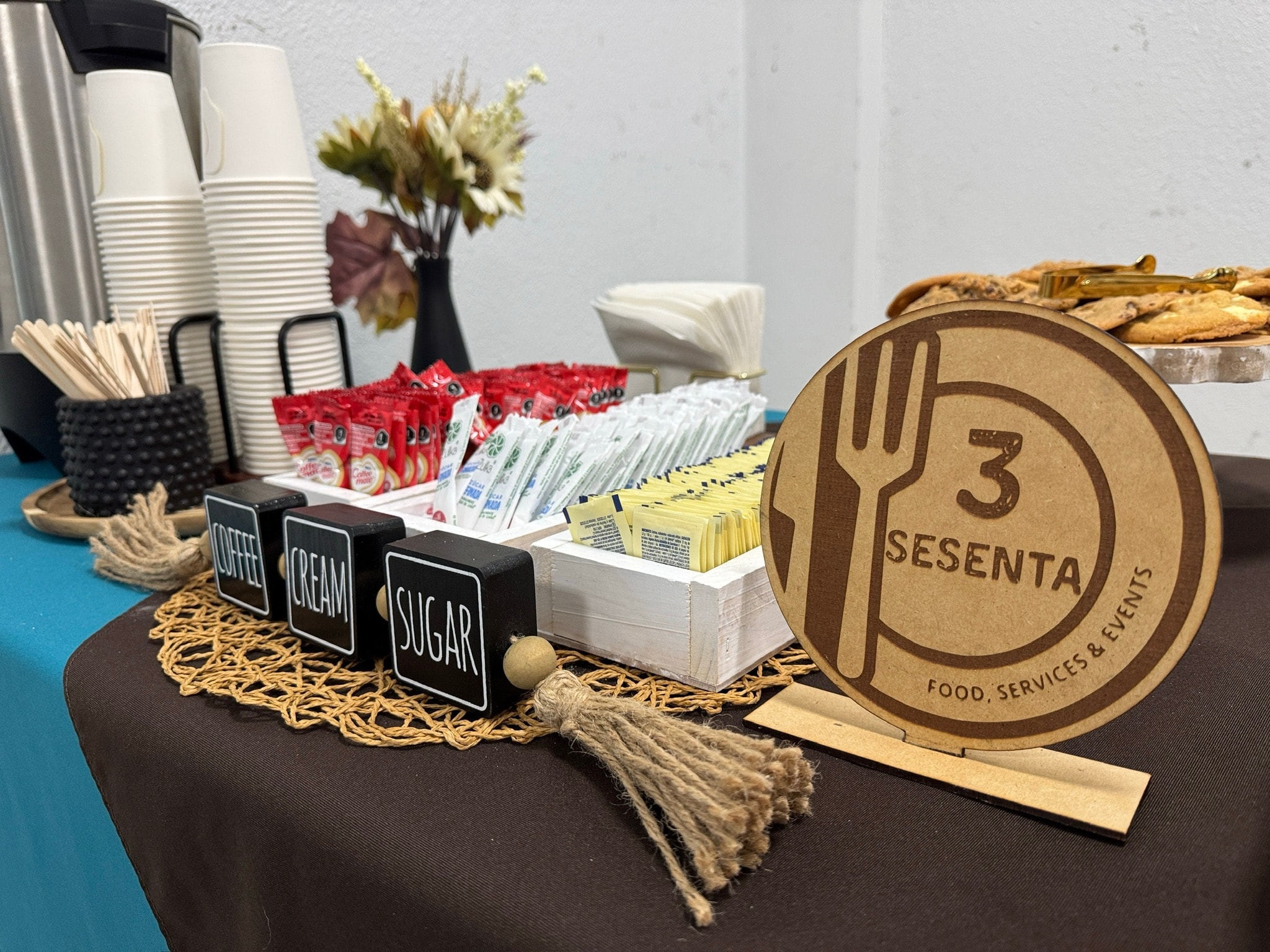 Estación de café preparada para servicio